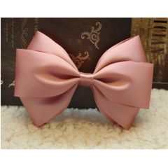 Pink bow hair clip to show the face of the little everything delicate girl