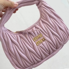 MiuMiu wander new cherry blossom powder small hobo Zhang Yuanying same style It's too pink and tender. It's the degree to which you feel fragrant and sweet when you look at it on t