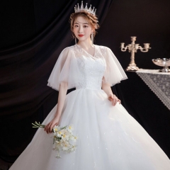 Korean version of Niang Slim Lacey is a simple and neat V-neck covered arm wedding yarn.