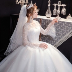 short-sleeved Korean version of Niang Slim Lacey is a simple and neat V-neck covered arm wedding yarn.