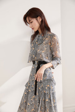 Master Wedding Dress 2024 short-sleeved Korean version of Niang Slim Lacey is a simple and neat V-neck covered arm wedding yarn.