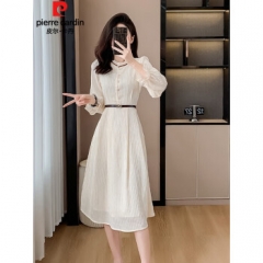 Master Wedding Dress 2024 short-sleeved Korean version of Niang Slim Lacey is a simple and neat V-neck covered arm wedding yarn.