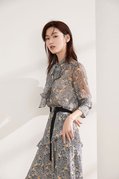Master Wedding Dress 2024 short-sleeved Korean version of Niang Slim Lacey is a simple and neat V-neck covered arm wedding yarn.
