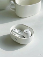 All-white portable Bluetooth headphones with good comfort and performance