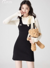 WL's French-style faux two-piece knitted dress is fashionable and elegant.